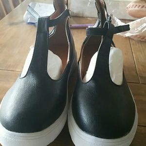 Leather shoes with straps